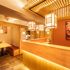 最大150名様まで対応可能な貸切席は、大規模なご宴会や会社のパーティー、各種イベントに最適です。広々とした開放感のある空間で、周囲を気にせずゆったりとお楽しみいただけます。音響や演出のご相談も可能で、シーンに合わせた演出も対応。人数やご予算に応じて柔軟にご提案いたしますので、お気軽にご相談ください。