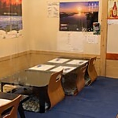 テーブルはゆったりとした配置になっており、会話を楽しみながらお食事をすることができます。