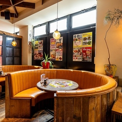 テーブルを囲んで楽しく過ごせるおしゃれな丸ソファー席♪