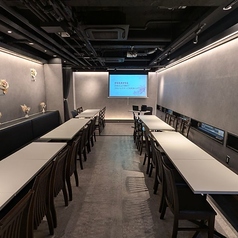 20名様以上で店舗を完全貸切にできる、実質個室仕様の空間です。30名前後でのご利用が最も快適で、最大40名様まで着席可能。周りを気にせず会話や進行ができるため、会食や企業宴会にもご利用いただいています。