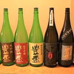 日本酒が約30種、本格焼酎が約100種と圧巻の品揃え。