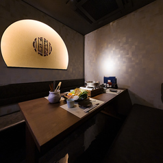 少人数での会食や接待に最適な2～4名様用の完全個室をご用意。落ち着いた和の空間で、周囲を気にせずゆったりとお食事と会話をお楽しみいただけます。親しい方との特別な時間やデート、ビジネスシーンにぴったりのプライベート空間で、心地よいひとときをお過ごしください