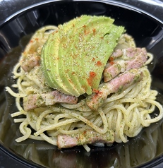 アボカドとベーコンのジェノベーゼパスタ