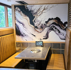 店内奥に配された特別な4名様用BOXソファ席です。広々とした空間で、極上の焼肉を存分に味わっていただけます。壁面のアートワークが目を楽しませ、洗練された雰囲気の中、大切な方々との特別なひとときをお過ごしください。グループでの集まりや少人数の宴会に最適です。