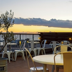 海を一望できるテラス席、ペットと一緒にお楽しみいただけます