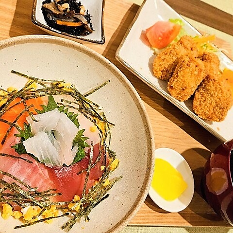 熟成魚の海鮮丼と藁焼きを楽しめる、桜が見えるおしゃれ空間が自慢です！