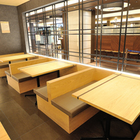 会話が弾むボックス席やモダンなテーブル席をご用意