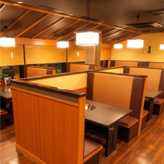 テーブル席ございます。ご家族、ご友人とのお食事はもちろん、各種ご宴会もぜひ『かごの屋』をご利用下さい。※店舗により部屋の配置・席数が異なる場合がございます