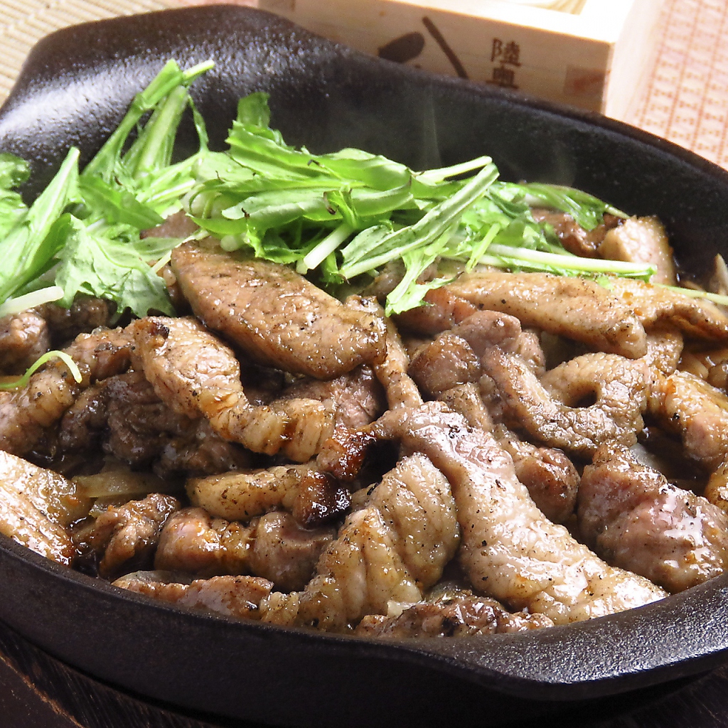 【火柱焼きは大迫力！】炭火でじっくりと炙った地鶏はジューシーで柔らか！