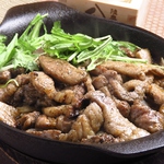 【火柱焼きは大迫力！】炭火でじっくりと炙った地鶏はジューシーで柔らか！