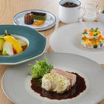 旬の食材を使用し、お料理を味わうことで四季を感じていただけます。贅沢で上質な時間を大切な人と。