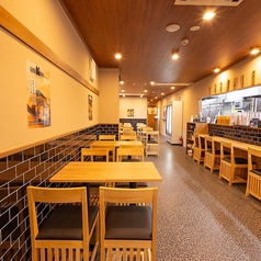 大人数でのご宴会も可能な稼働式テーブル席♪テーブル席でわちゃわちゃ思う存分楽しめちゃいます♪少人数でのサク飲みはもちろん、学生、サークル、会社宴会等の大型宴会にも最適！！