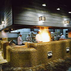 オープンキッチンから料理人の技が見えます。伝統を受け継いだプロの味を是非ご賞味くださいませ