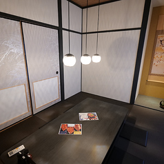 和の趣も感じられる掘りごたつ個室。落ち着いた色合いでまとめられた室内はシンプルでオシャレな雰囲気。友人との飲み会や女子会にもピッタリです。