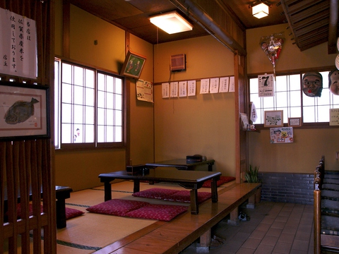 地元で30年愛されているお店。寿司屋だけど、気取らずにわいわい盛り上がる。