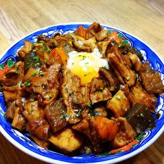 新名物 『デミもつ煮丼』