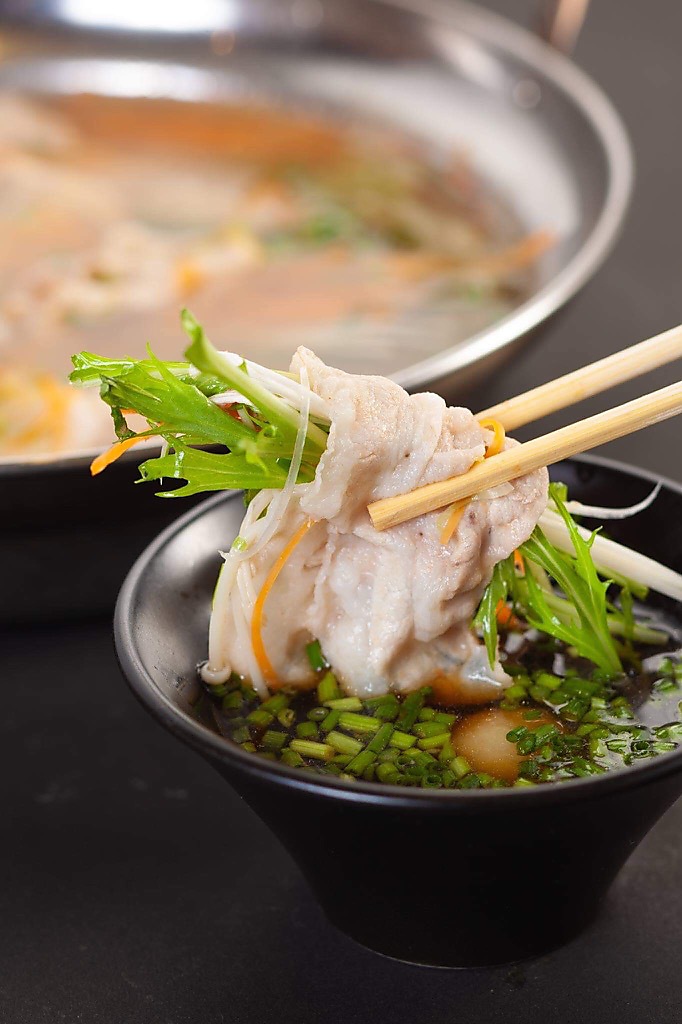 自慢のタレに、お肉と野菜を絡めて食べると美味。