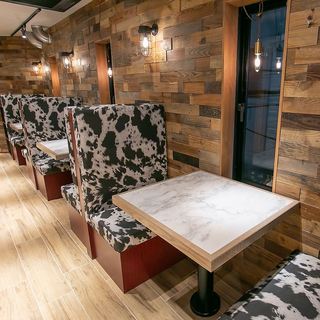 《2名様向けテーブル席》ウッド調のオシャレな店内でこだわりの溶岩焼肉をご堪能ください。