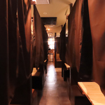 店内は広々としており、7つの半個室を完備。団体での宴会も可能なので、安心して宴会が楽しめます！