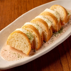 パンのモッツアレラはさみ焼き　明太ソース