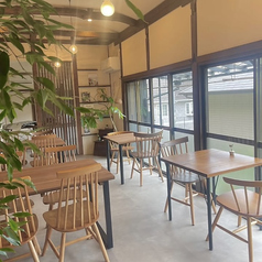 古民家をリノベーションしたおしゃれで落ち着いた雰囲気の店内です。ごゆっくりお過ごしください。