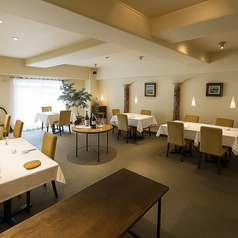 【落ち着いた雰囲気のテーブル席】