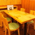 【少人数グループに最適！】当店では4名様用テーブルを3卓ご用意しております。友人同士の飲み会やご家族でのお食事にぴったりの落ち着いた空間です。テーブルの組み合わせで柔軟な対応も可能！ご予約・ご来店をお待ちしております。