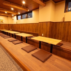 ゆったり足を伸ばしてくつろげる掘りごたつ席♪落ち着いた雰囲気の中で、仲間と語らいながらお食事を楽しめます♪少人数でのまったり飲みはもちろん、会社宴会や仲間内での集まりにもぴったり！！心地よい空間で思う存分リラックスしてください♪