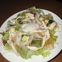 蒸し鶏の温玉シーザーサラダ