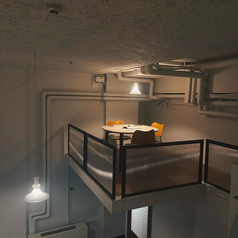 3名様向けのテーブル席は、他のお席と離れたロフトの半個室となっております。まるでプライベートな空間のように、ゆったりとお過ごしいただけます。静かに過ごしたい日や、大切な人との語らいの場に最適です。