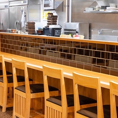 お一人様でも気軽に立ち寄れるカウンター席♪スタッフとの会話を楽しみながら、ちょい飲みやサクッとご飯にも最適です♪デートやお仕事帰りの一杯にもぴったり！！ライブ感ある雰囲気で、思い思いの時間をお過ごしください♪