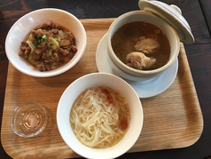 麻油鶏麺線と野菜魯肉がけ