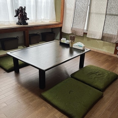 【2階・お座敷個室】4名～6名様までご入室可能の「お座敷個室」を完備◎会社接待をはじめ、各種記念日の御祝いなど、特別なお集まりに最適です！6名を超える場合、お席が狭くなりますがご利用可能ですので、店舗までご相談ください♪