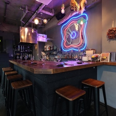 貸切は8名様までご利用可能。特別な会食や記念日はもちろん、普段使いや気軽な宴会にも最適です。落ち着いた空間で、美味しい料理とお酒を囲みながら贅沢な時間をお過ごしください。