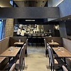 お一人様でのサク飲みで、肩肘張らずご利用頂けるカウンター席を多数ご用意しております。お連れ様とのお食事や2軒目利用にも重宝、肩を並べてお乾杯することで、心の距離もグッと縮まるお席です。宿泊ではないお客様もお気軽にお立ち寄りください！