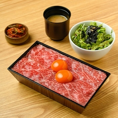 『昼からとろける贅沢、黒毛和牛ユッケ重』
