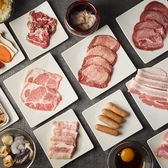 新宿駅で人気の焼肉店【肉屋の台所 新宿店】♪お得な食べ放題コースは4500円からご用意しております。会社やサークルの飲み会など大人数の宴会からデートや親しい友人などの少人数の飲み会まで幅広いシーンでご利用頂けるお店。清潔感のある店内でこだわりの焼肉をお召し上がりください。