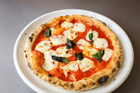 前菜を始め、揚げ物やピザなど豊富なメニューをご用意☆