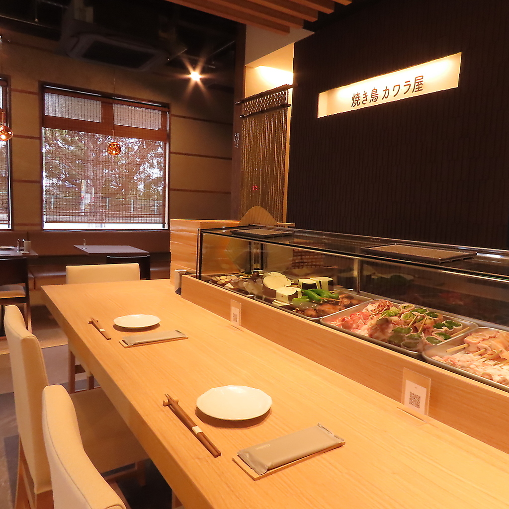 カウンターでは豪華な焼き鳥を楽しむ至福の時間が待っています。贅沢なひとときを大切な人と一緒に！