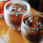 当店では、ハンバーガーと相性抜群のこだわりの美味しいハンドドリップコーヒーを提供しています。