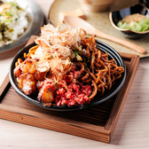 コシのある太麺を鉄板で豪快に焼き上げ、香ばしいソースの香りを絡めた関西風焼きそばです。ぷりぷりの“もつ”をたっぷり加え、濃厚な旨味とコクをプラス。熱々の鉄板で提供するので、最後まで香ばしさと食感をお楽しみいただけます。