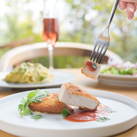 ランチは気軽なセットも、コースも楽しめる。