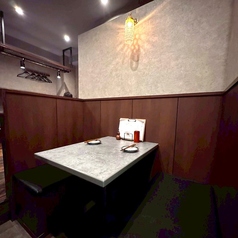 カップルでデートでのご利用におすすめの2名様がけのテーブル席です。