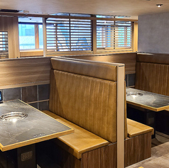 背もたれの高いソファで仕切られたボックス席が6卓ございます。周囲を気にせず、ゆったりとプライベートな空間で焼肉を楽しめるのが魅力です。モダンアートが飾られた壁面もおしゃれで、ご家族や親しい仲間との会食、ビジネス利用にも最適な、居心地の良い空間です。