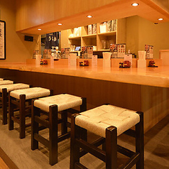 温かな照明に照らされたカウンター10席は、お一人様でもゆったりと過ごせる空間です☆編み込みが美しい椅子に腰掛け、職人の技が光る下処理済みの絶品うなぎを待つ時間は格別◎芳ばしい香りに包まれながら、炊きたてご飯と甘辛いタレが絡み合う、最高の一杯を心ゆくまでご堪能ください♪