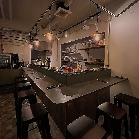 地下への階段を降りると、アットホームな雰囲気の店内が広がります。