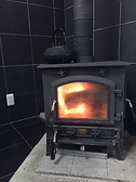 冬場の寒い時期には「薪ストーブ」を焚いて温もりのある暖かい空間を醸し出しています。