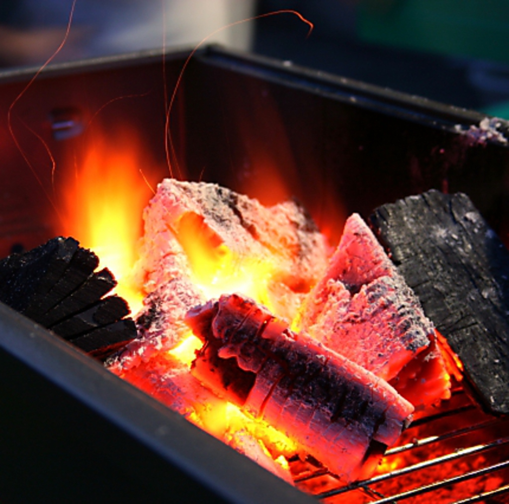 全ての炭は一から火を起こしています。準備いらずのＢＢＱを街中で♪