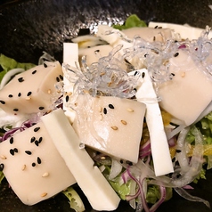 胡麻豆腐とモッツァレラチーズのサラダ