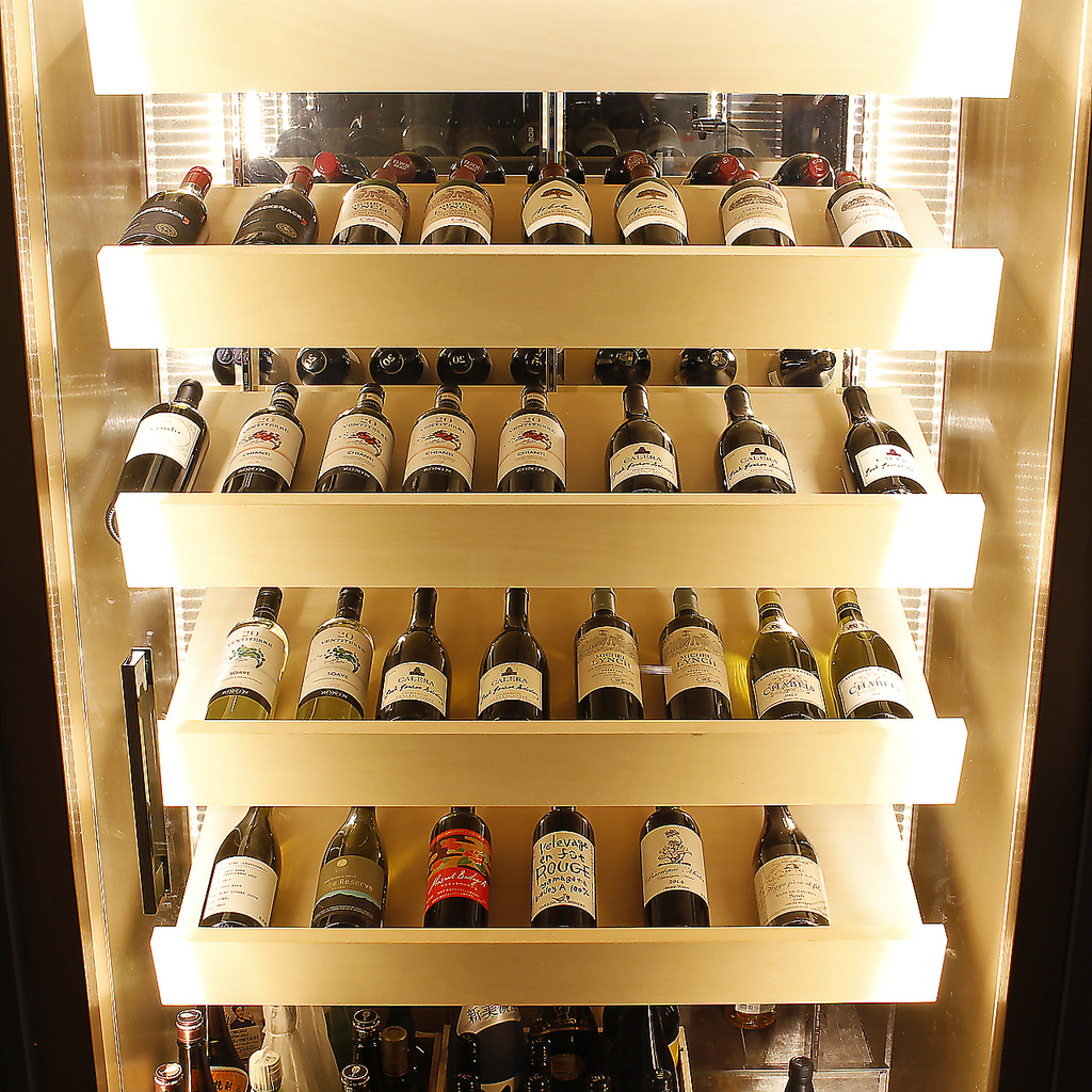 おすすめのワインを取り揃えたワインセラーも完備。お好みのワインが見つかる事間違いなしの品揃え。